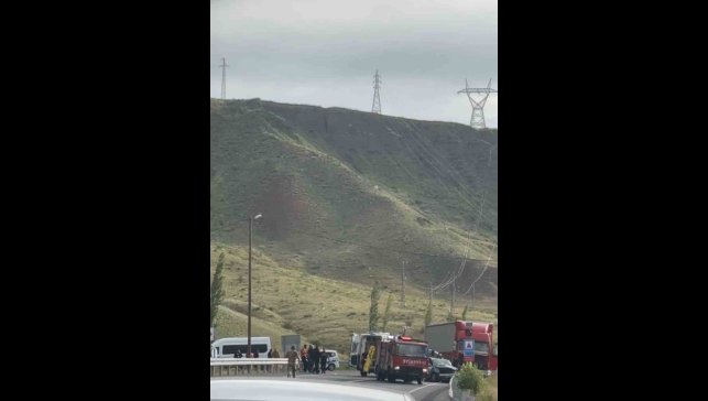 Kars'ta tır ile otomobil çarpıştı: 1 ölü, 2 yaralı