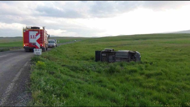 Kars'ta hafif ticari araç şarampole uçtu: 5 yaralı