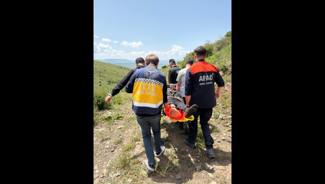 Kars'ta kayalıktan düşmesi sonucu ayağı kırılan çobanı AFAD ekipleri kurtardı