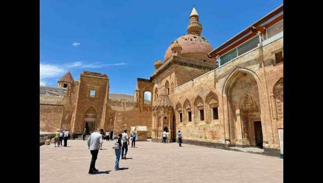 Tarihi İshak Paşa Sarayı ziyaretçi akınına uğradı