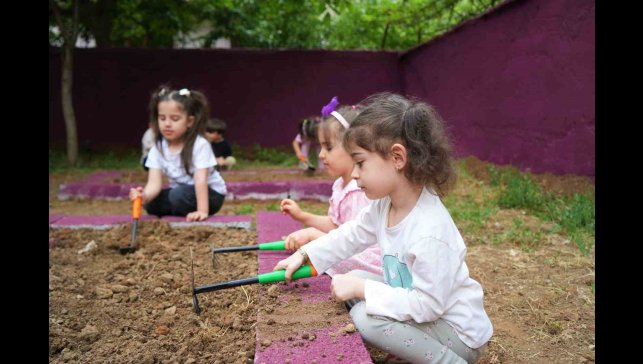 Muş'ta minik öğrenciler toprakla buluştu