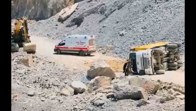 Yüksekova kamyon devrildi: 1 yaralı