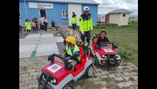 Kars'ta öğrencilere yönelik trafik eğitimi verildi