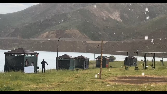 Yüksekova'da sağanak yağış etkili oldu