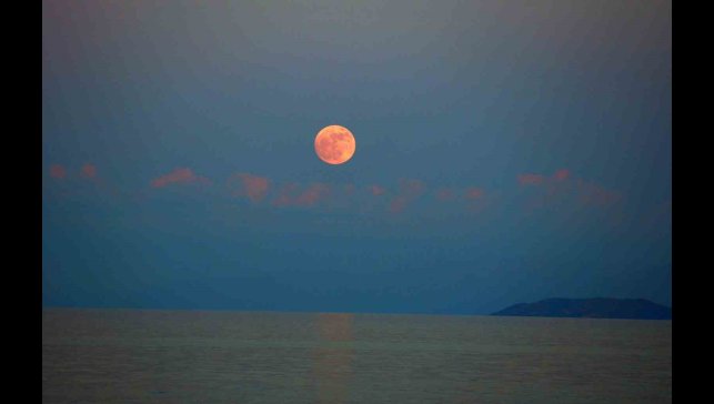 Van Gölü üzerinde dolunay güzelliği