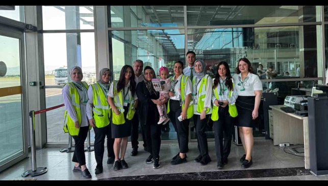 Havalimanı çalışanlarından kanser hastası Cennet'e doğum günü sürprizi