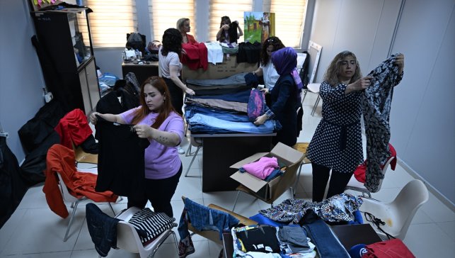 Gönüllü kadınlardan öğrencilere ücretsiz "Giyim Mağazası" hizmeti