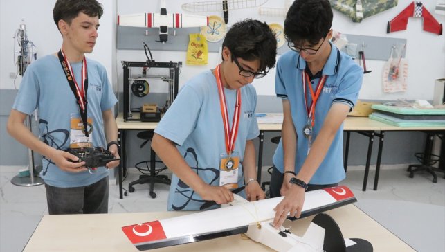 Uluslararası robot yarışmasında birinci olan depremzede öğrenciler, yeni başarılara odaklandı