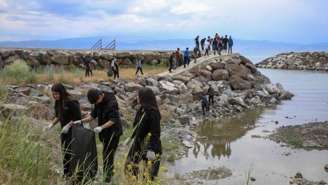 Öğrenciler Van Gölü sahilinde temizlik yaptı