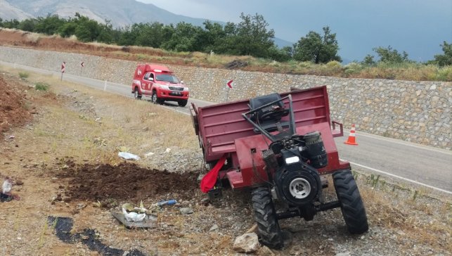 Malatya'da devrilen tarım aracındaki bir kişi hayatını kaybetti