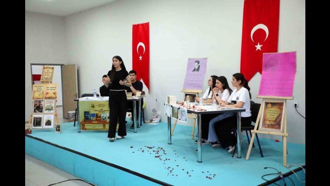 Ağrı'da ortaokul ve lise öğrencileri münazara finalinde kıyasıya yarıştı