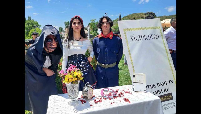 Kars'ta öğrenciler roman karakterlerini canlandırdı