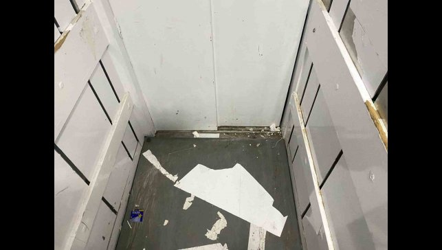 Ağrı Belediyesi'ndeki asansör tehlike saçıyor