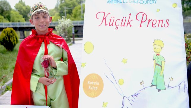 Kars'ta öğrenciler yıl boyu okudukları romanların karakterlerini canlandırdı