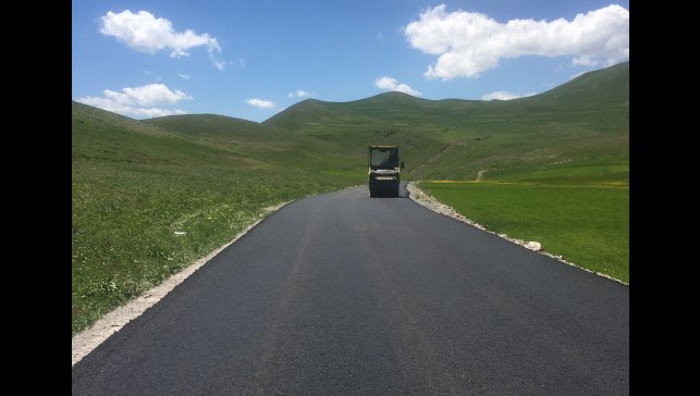 Kars'ta Özel İdare yaptığı yollarla uzağı yakın ediyor