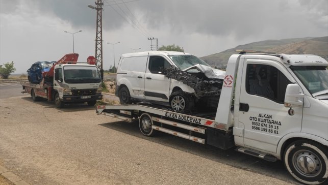 Bitlis'te otomobil ile hafif ticari araç çarpıştı, 2 kişi öldü, 1 kişi yaralandı