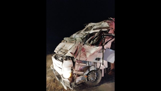 Bingöl'de devrilen tırın sürücüsü yaralandı