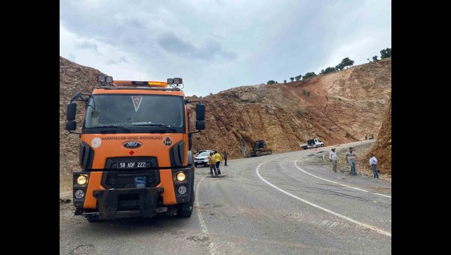 Yoldan çıkan tırın üzerindeki iş makinası düştü