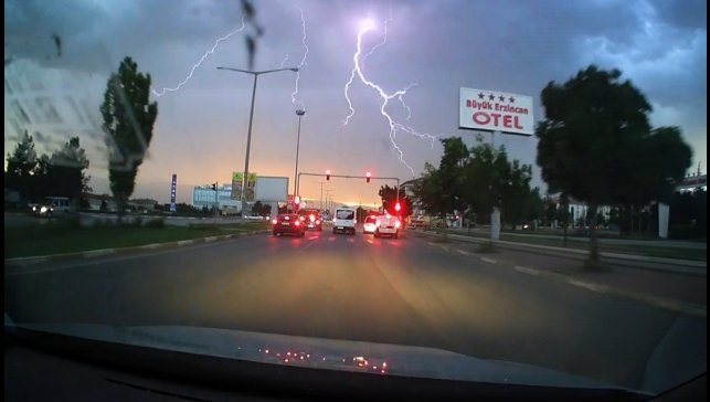 Erzincan'da art arda çakan şimşekler araç kamerasına yansıdı