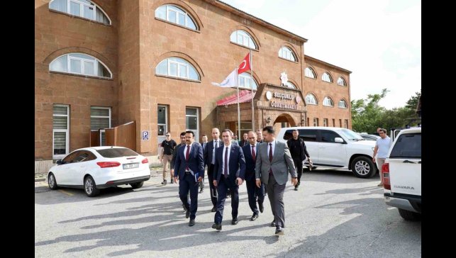 Bitlis Valisi Karakaya, Ahlat ilçesinde ziyaret ve incelemelerde bulundu