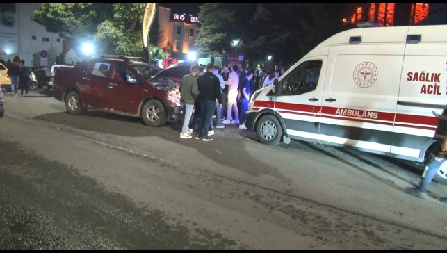 Kars'ta 4 araçlı zincirleme trafik kazası: 4 yaralı
