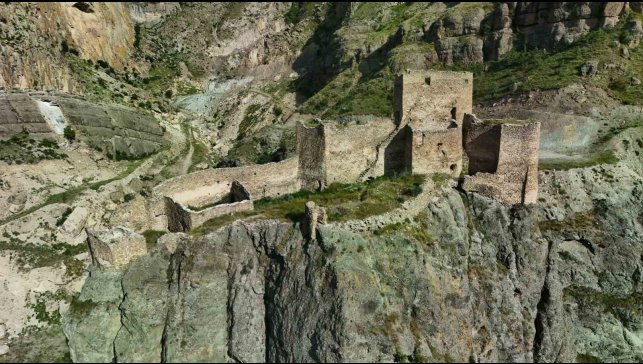 Tarihin izlerini taşıyan ve eşsiz manzarasıyla Engüzek Kalesi