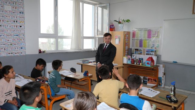 Başkale Kaymakamı Erdoğan, okulları ziyaret etti