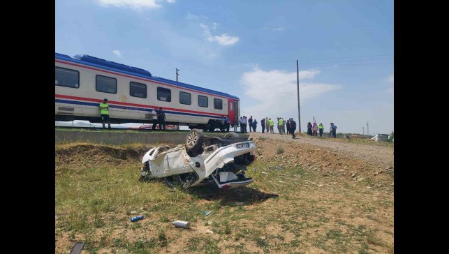 Muş'ta tren otomobile çarptı: 1 yaralı