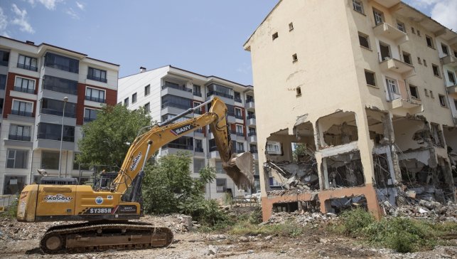 Tunceli'de depreme karşı risk taşıyan binaların yıkımı sürüyor