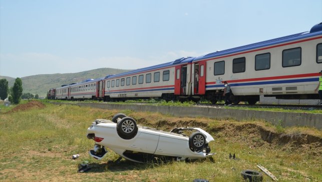 Muş'ta hemzemin geçitte trenin çarptığı otomobilin sürücüsü yaralandı