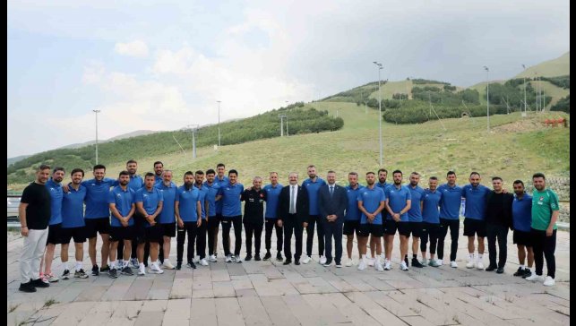 Rektör Hacımüftüoğlu, UEFA B antrenörlük eğitimi alan futbolcularla bir araya geldi