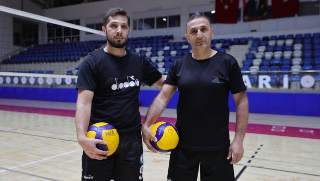 Hakkari'de baba oğul voleybol takımının başarısı için mücadele ediyor
