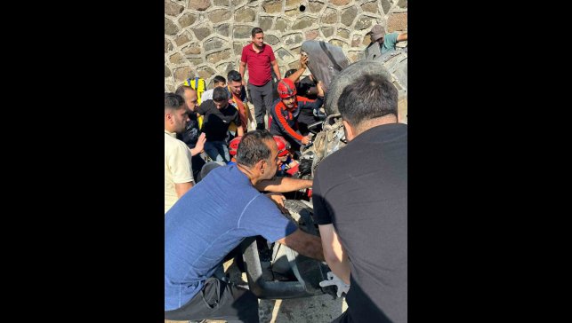 İstinat duvarına çarpan araçta sıkışan 2 kişi kurtarıldı