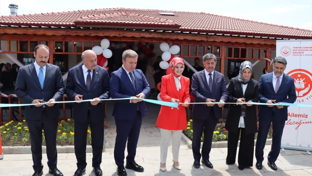 Aile ve Sosyal Hizmetler Bakanı Göktaş, Erzincan'da ziyaretlerde bulundu