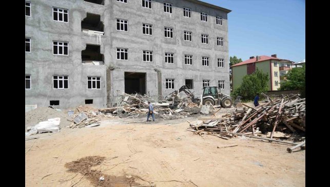 Muş'ta sundurma çöktü, 2 işçi yaralı