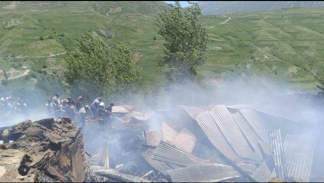 Bahçesaray'da ev yangını: Dumandan zehirlenen 14 yaşındaki çocuk öldü
