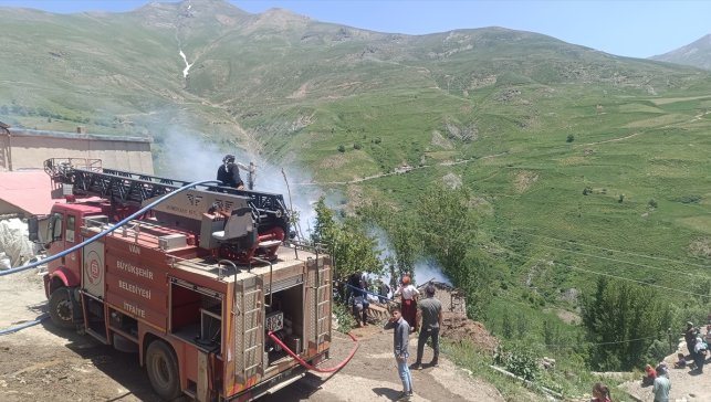 Van'da evde çıkan yangında bir çocuk hayatını kaybetti