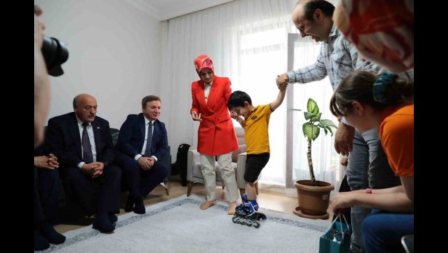 Bakan Göktaş, depremde tüm ailesini kaybeden çocuğu ziyaret etti