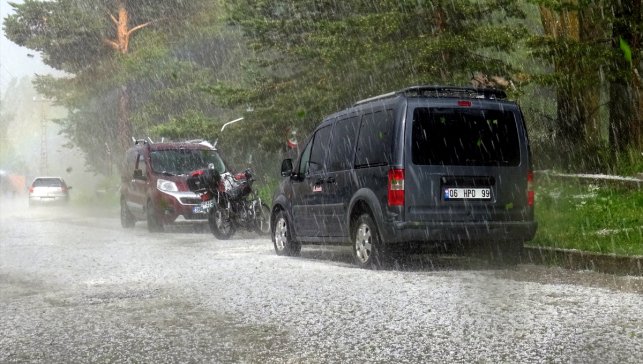 Kars'ta dolu ve sağanak etkili oldu