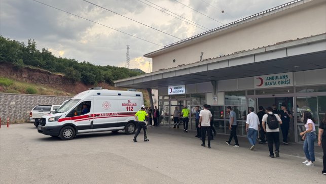 Tunceli'deki motosiklet kazasında polis memuru ve yaya yaralandı