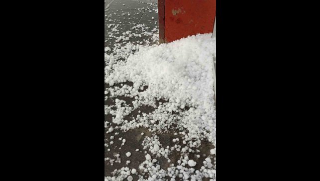 Ardahan'da dolu, araçlara ve tarım arazilerine zarar verdi