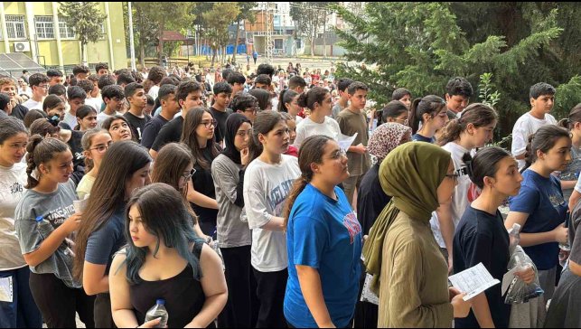 Öğrenciler sınavda veliler dışarıda ter döktü