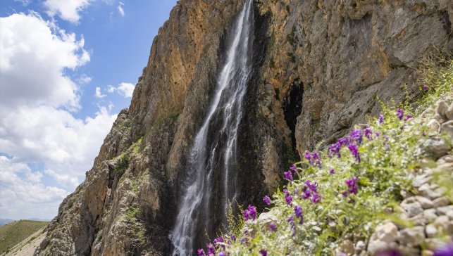 Tunceli'deki Kırkmerdiven Şelaleleri yaz sezonunda turizmi hareketlendiriyor