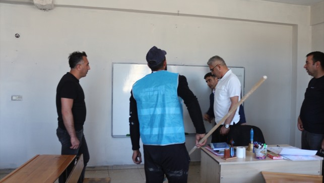 Ağrı'da köy okulları yükümlülerin elleriyle onarılıp güzelleştiriliyor