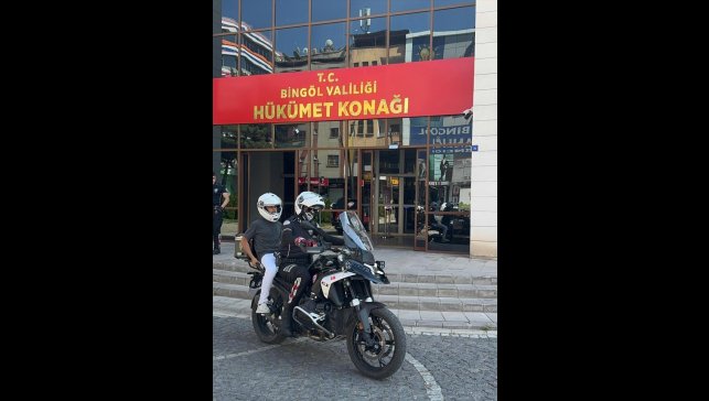 Bingöl'de polis ekipleri öğrencileri LGS sınavına yetiştirdi