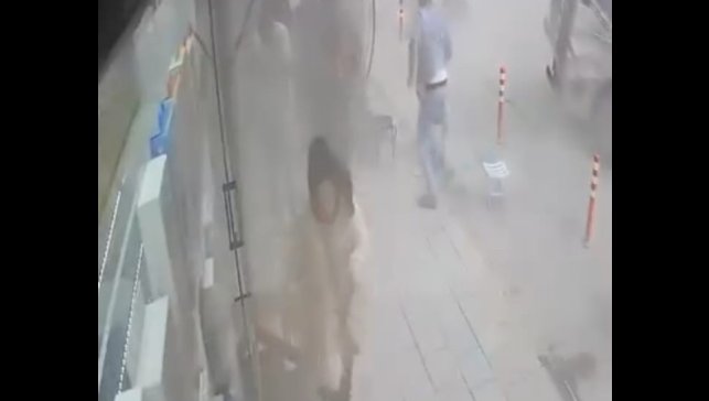 Tır lastiği patladı, vatandaşlar korku dolu anlar yaşadı