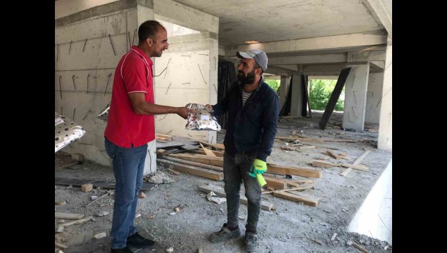 Ağrı'da Kızılay gönüllüleri babaların yüzünü güldürdü