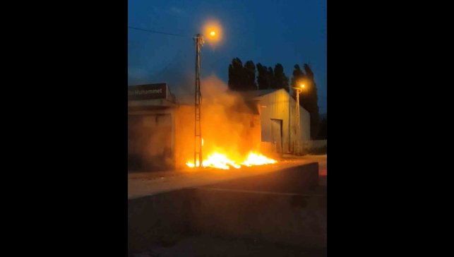 Iğdır'da dökülen çöpler alev aldı, elektrik direği yandı