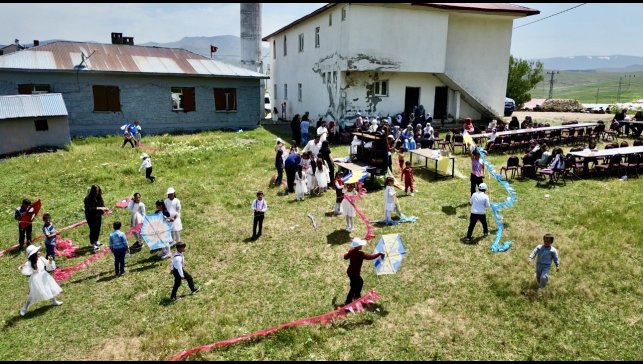 Köy çocuklarının hayali gerçek oldu, gökyüzü uçurtmalarla şenlendi