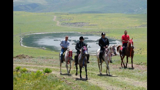 Tarihi tabyalara at ve bisikletlerle ulaştılar, zirveden paraşütle atladılar